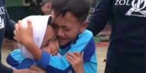 Haru! Bocah Laki-laki Ini Menangis dan Peluk Adiknya yang Juara 1 Lomba di Sekolah