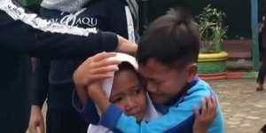 Haru Banget, Kakak Peluk Adik yang Menang Pertandingan Sampai Menangis