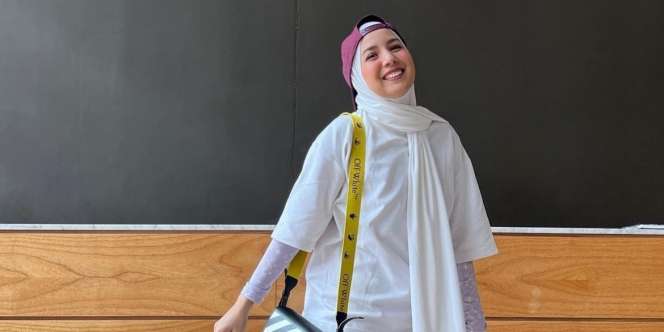 Outfit Santai Tya Ariestya Saat Jemput Anak Sekolah, Cantik Bak ABG!