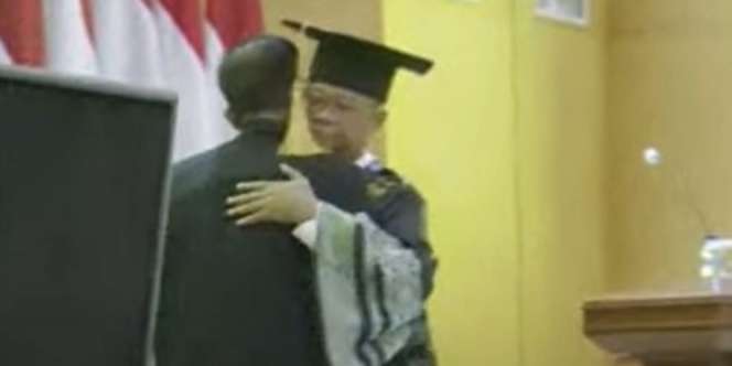Keharuan Ayah Brigadir J Pakai Toga Gantikan Wisuda Almarhum Sang Anak, Disambut Pelukan Hangat Pak Rektor