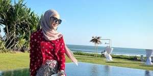 Formal dan Kasual, Style Kebaya Jumputan ala Zaskia Mecca 