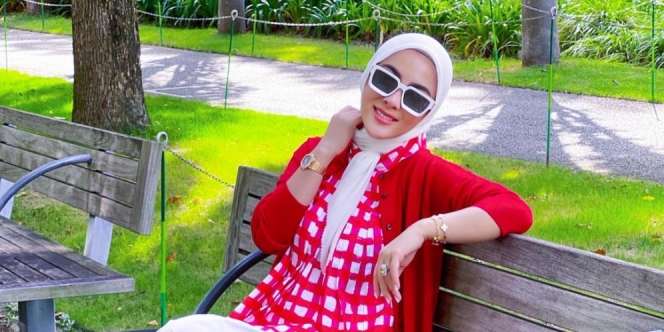 Syahrini Duduk Santai Pamer Senyum Manis, Sepatunya Bikin Salfok