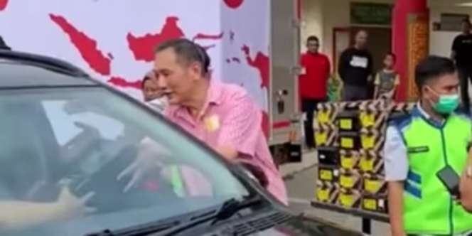 Bagikan Ratusan Sepatu ke Pengendara, Jusuf Hamka Terharu Lihat Para Sosok Ini