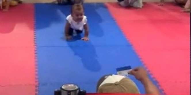Lomba Merangkak, Bayi Dipancing Pakai Kartu ATM Langsung Melesat