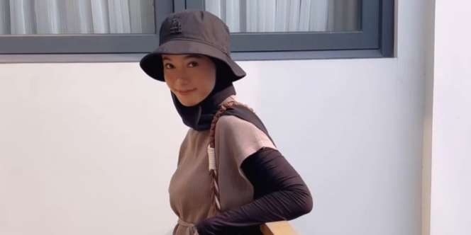 Gaya Busana Kece ala Poppy Bunga, Stylish dengan Teknik Layering