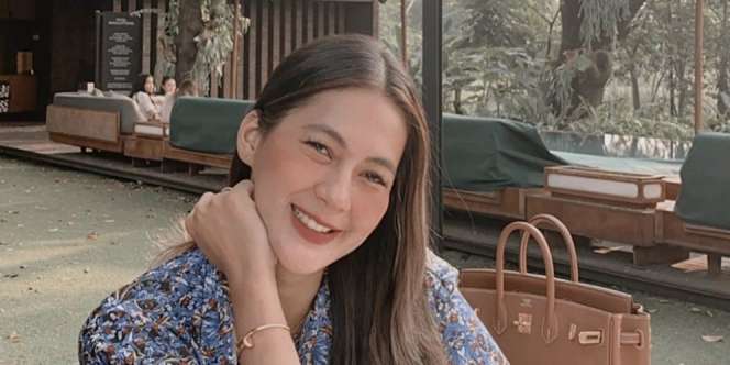 Office Look ala Paula Verhoeven, Pakai Tas Polos Rp246 Juta