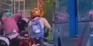 Awalnya Saling Tolong Angkat Motor dari Jalur Transjakarta, Nasib Pengendara Terakhir Sungguh Apes