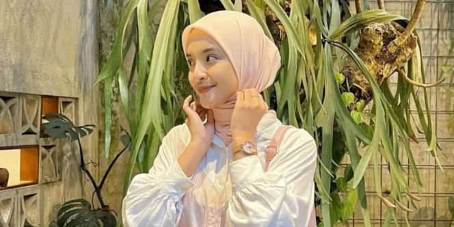 Gaya Busana Merah Muda ala Nabila Ishma