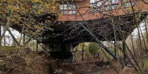 Bentuk Unik Rumah ala Jembatan di Tengah Hutan