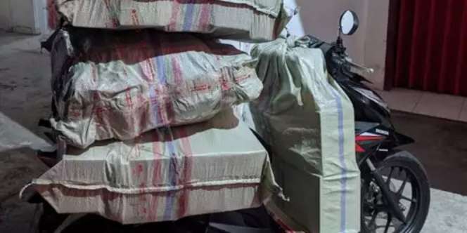7 Potret Lika-liku Perjuangan Kurir Mengantar Paket, Yuk Berempati