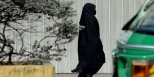 Pria Nekat Pakai Burqa Demi Ketemu Pacar, Berujung Ditangkap Polisi