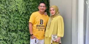 OOTD Serba Kuning ala Adelia Pasha, Kompakan Bareng Suami!