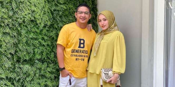 OOTD Serba Kuning ala Adelia Pasha, Kompakan Bareng Suami!