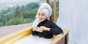 Potret Ririe Fairus Berendam di Bak Terbuka, Aksinya Ganti Hijab Jadi Sorotan