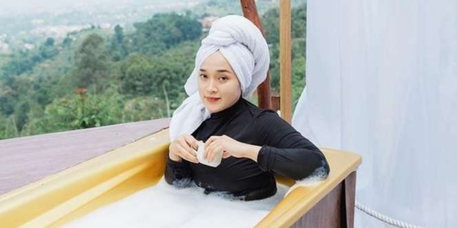 Potret Ririe Fairus Berendam di Bak Terbuka, Aksinya Ganti Hijab Jadi Sorotan