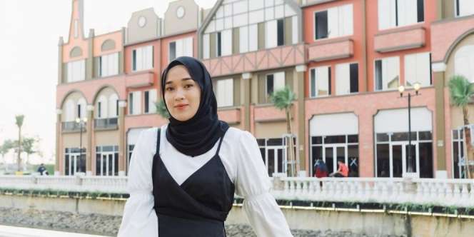 Pose Mandi di Ruang Terbuka, Penampilan Ririe Fairus Bikin Heboh