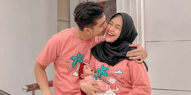 Tampilan Gemas Putri Ria Ricis dan Teuku Ryan Pakai Hijab