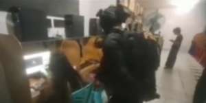 Tak Sadar Ada Polisi, Emak-emak Santuy Nyanyi Sambil Main Judi Online