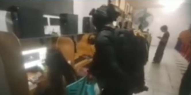 Tak Sadar Ada Polisi, Emak-emak Santuy Nyanyi Sambil Main Judi Online