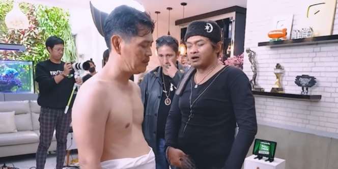 Dianggap Gagal Buktikan Ilmu Kebal, Begini Penjelasan Putra Guru Gus Samsudin Soal 'Wesi Yo Wesi' yang Viral