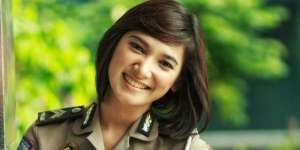 Masih Ingat Briptu Eka Frestya Polwan Cantik yang Hits Beritakan Lalu Lintas? Ternyata Kini Jadi Istri Kapolres!