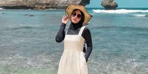 Gaya Busana ala Putri Delina, Pose Cantik Pinggir Pantai