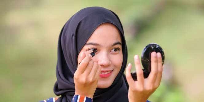 Tidak Perlu Beli Makeup, Lakukan Trik Ini untuk Mendapatkan Beragam Warna Eyeliner