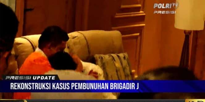 Ada Adegan Putri Candrawathi Menangis di Pelukan Ferdy Sambo