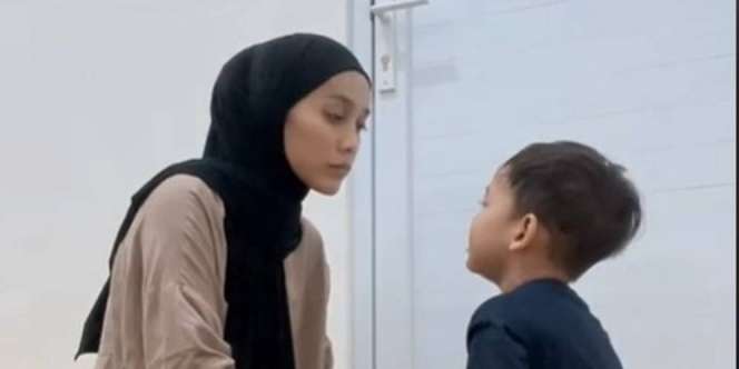 Video Ibu Tenangkan Anak Lelakinya Viral, Warganet Ikut Baper