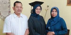 Kisah Desita, Anak Penjual Lauk Pauk yang Jadi Wisudawan Terbaik UNY