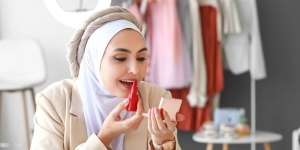 Sebelum Beli, Cek Ulasan Liquid Lipstick Glossy yang Lagi Hits