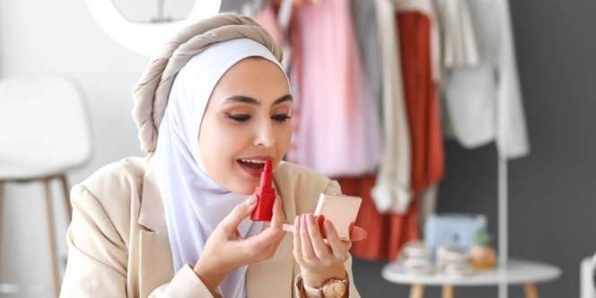 Sebelum Beli, Cek Ulasan Liquid Lipstick Glossy yang Lagi Hits
