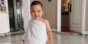 Putra Zaskia Sungkar Pakai Baju Ihram, Lihat Pose Gemasnya