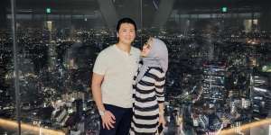 Syahrini Foto Mesra di Rooftop di Jepang, Jinjit Pakai Sandal yang Bikin Salfok