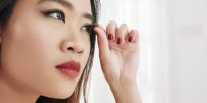 Tingkatkan Volume Bulu Mata Palsu dengan Memakai Produk Makeup Ini