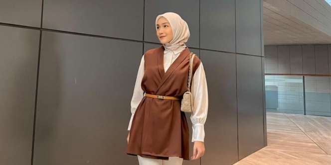 Gaya Busana Semiformal ala Melody Prima Satukan Putih Bersama Cokelat 