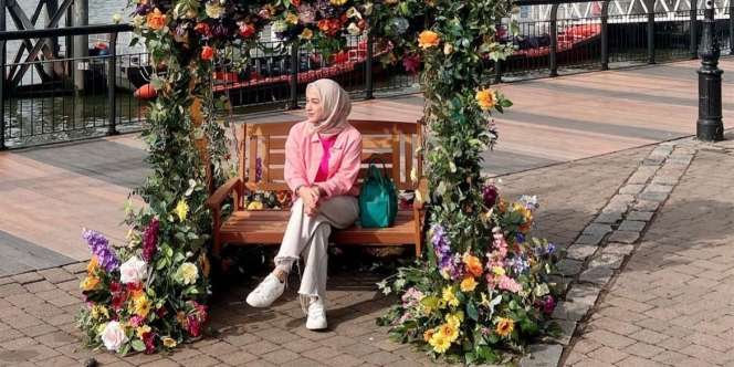 Penampilan Cantik Nina Zatulini Saat Liburan di London, Jadi Cewek Kue