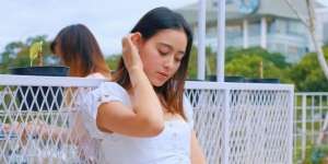 OOTD Laura Theux Pakai Baju Putih, Kece Banget!