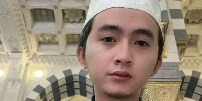 Di Depan Kabah, Sensen dan Orangtuanya Ucapkan Terimakasih ke Raffi Ahmad