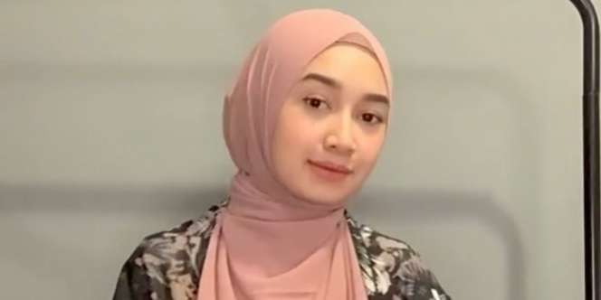DIY Scarf jadi Outer, Mudah Cuman Butuh Kerudung Segiempat