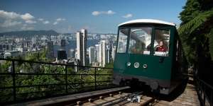 Hong Kong Peak Tram yang Ikonik Kembali Beroperasi dengan Tampilan Baru