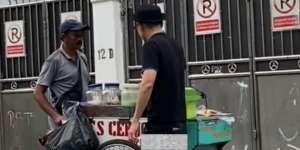 Pria Misterius Taruh Amplop di Gerobak Tukang Es Cendol, Isi Pesan di Dalamnya Menyentuh Hati