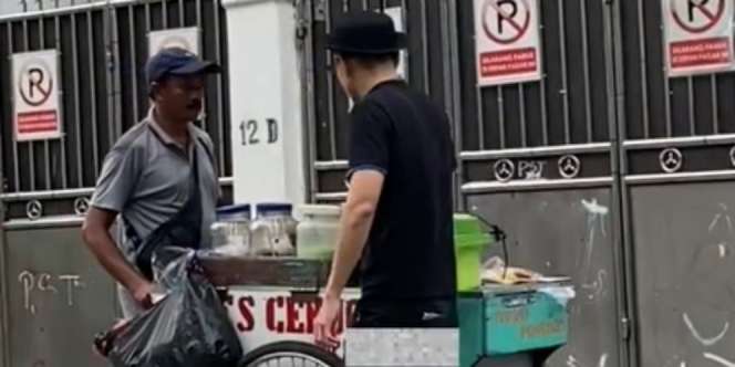 Pria Misterius Taruh Amplop di Gerobak Tukang Es Cendol, Isi Pesan di Dalamnya Menyentuh Hati