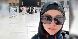 Potret Mawar AFI Berbusana Syari saat Umroh Bikin Pangling