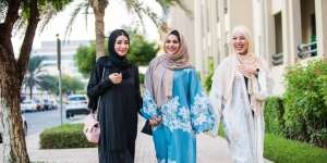 Tips Memakai dan Menata Abaya Hitam