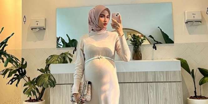Inspirasi Gaya Busana Stylish untuk Ibu Hamil ala Shabaraja