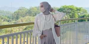 Inspirasi Busana Hijab Simpel untuk Mama Muda Antar-Jemput Anak ke Sekolah
