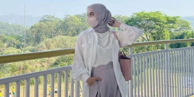 Inspirasi Busana Hijab Simpel untuk Mama Muda Antar-Jemput Anak ke Sekolah