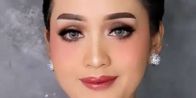Trik Makeup Mata Kilat untuk Riasan Glamor