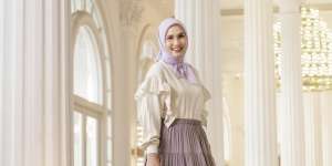 6 Padu Padan Tiered Skirt ala Fashion Influencer Dwi Handayani